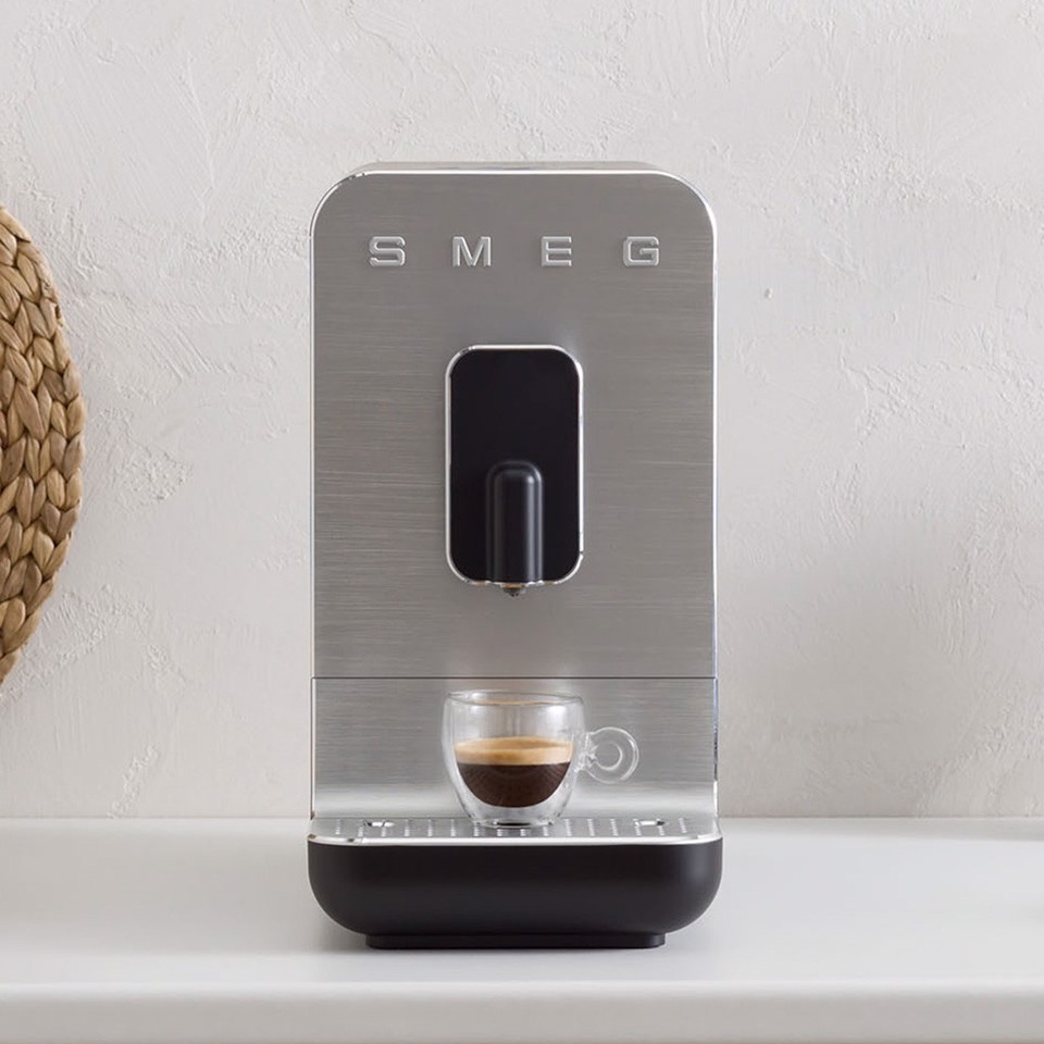 Smeg Macchina da Caffè Automatica lancia vapore Collezione Aesthetic – Nero – BCC11BLMEU