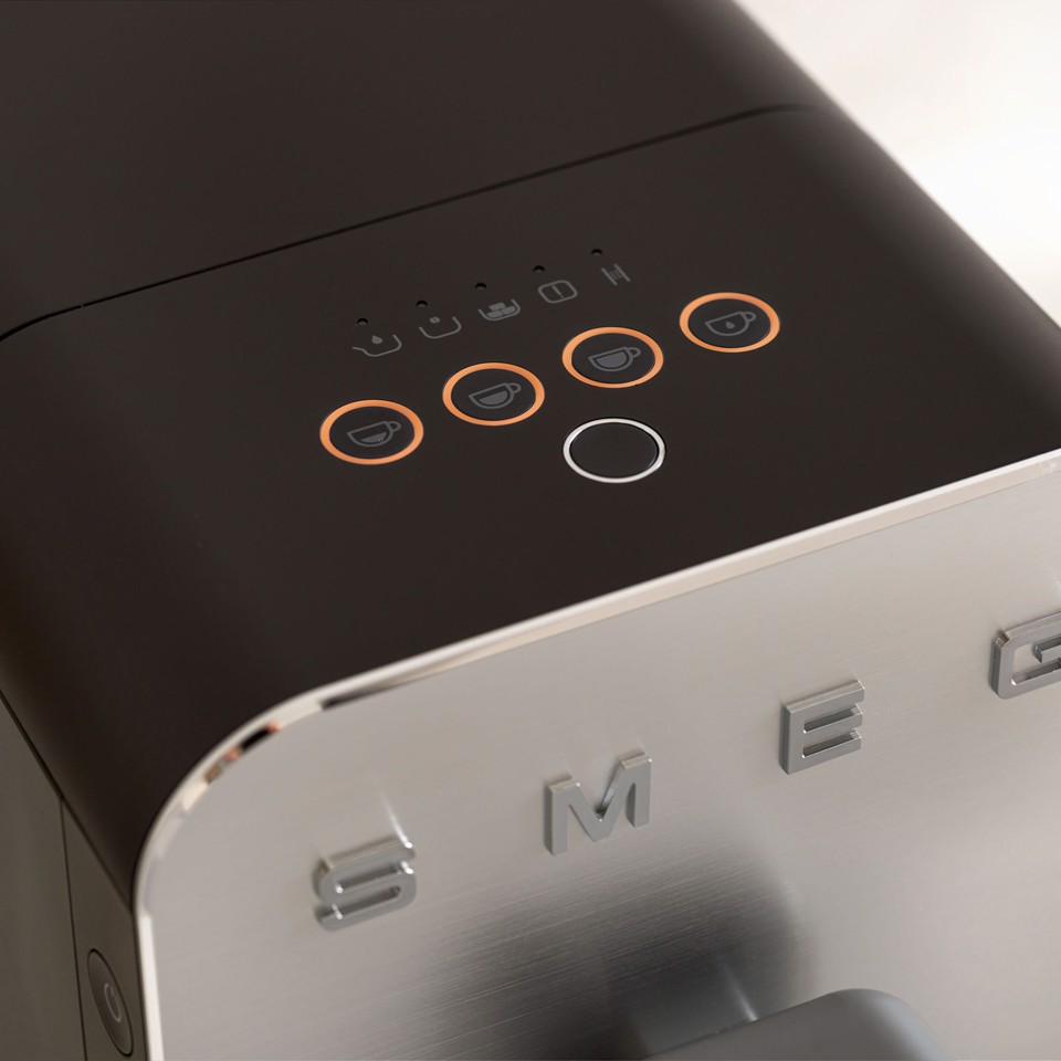 Smeg Macchina da Caffè Automatica lancia vapore Collezione Aesthetic – Nero – BCC11BLMEU