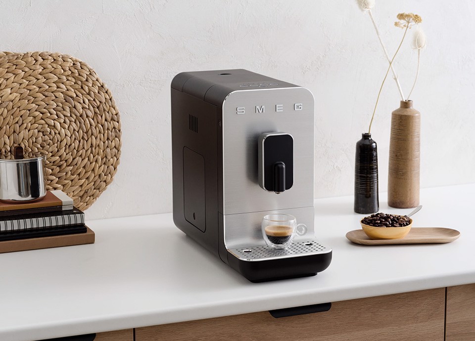 Smeg Macchina da Caffè Automatica lancia vapore Collezione Aesthetic – Nero – BCC11BLMEU