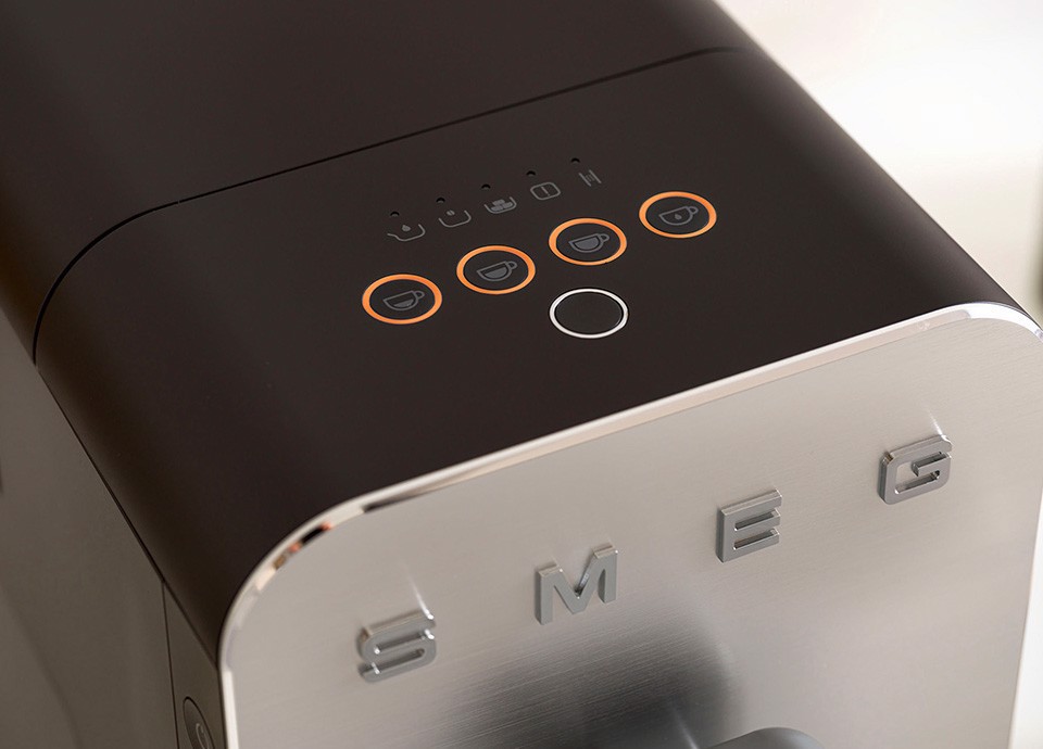 Smeg Macchina da Caffè Automatica lancia vapore Collezione Aesthetic – Nero – BCC11BLMEU