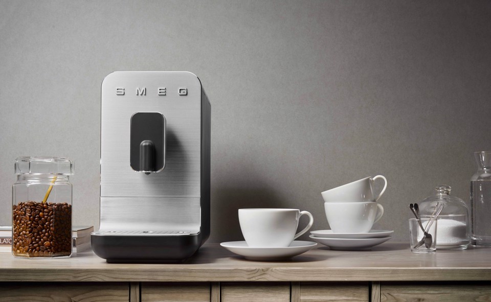 Smeg Macchina da Caffè Automatica lancia vapore Collezione Aesthetic – Nero – BCC11BLMEU