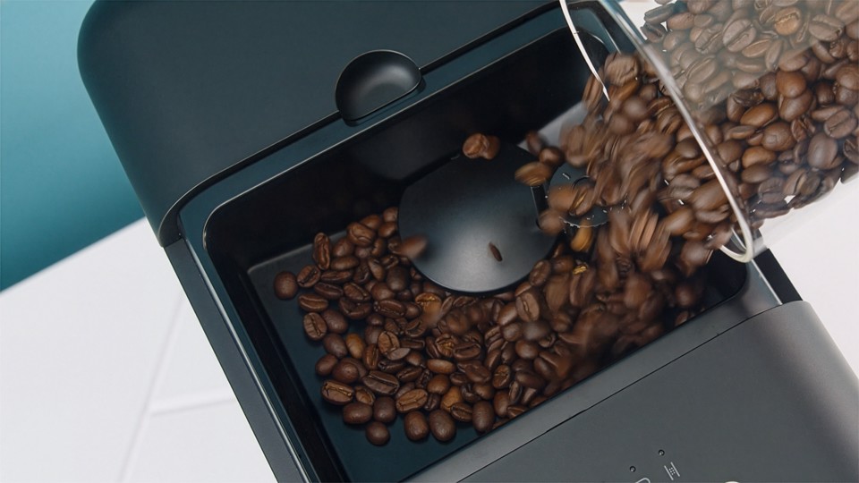 Smeg Macchina da Caffè Automatica lancia vapore Collezione Aesthetic – Nero – BCC11BLMEU