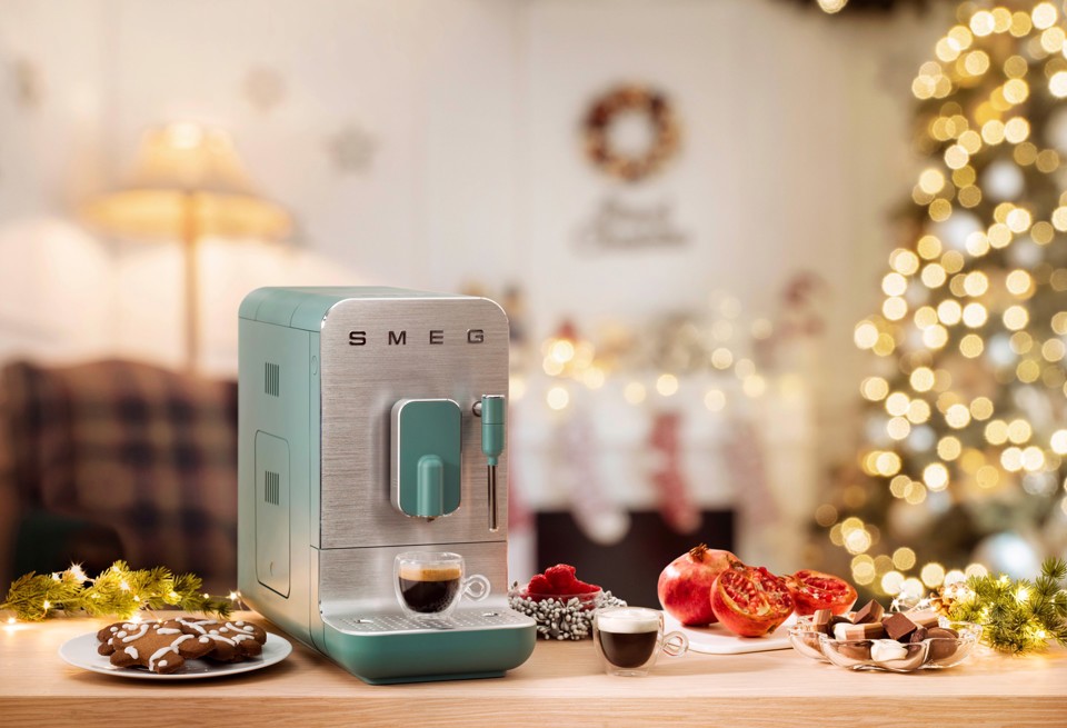 Smeg Macchina da Caffè Automatica lancia vapore Collezione Aesthetic – Verde Smeraldo – BCC12EGMEU