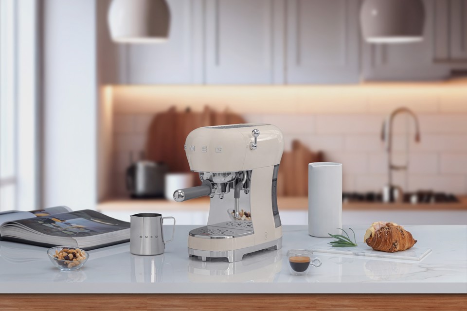 Smeg Macchina da Caffè Espresso Manuale 50's Style – Panna LUCIDO – ECF02CREU