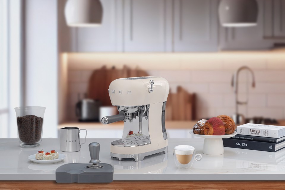 Smeg Macchina da Caffè Espresso Manuale 50's Style – Panna LUCIDO – ECF02CREU
