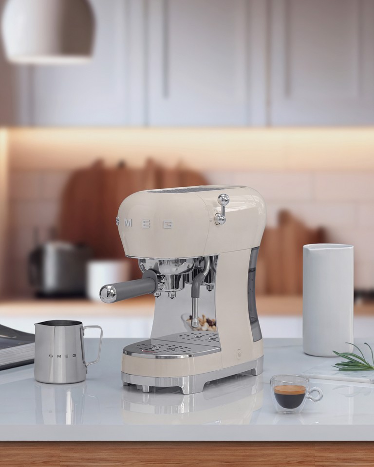 Smeg Macchina da Caffè Espresso Manuale 50's Style – Panna LUCIDO – ECF02CREU