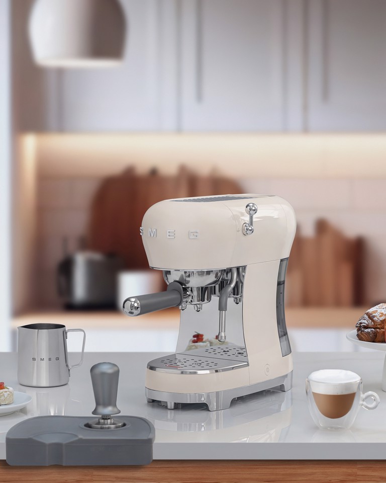 Smeg Macchina da Caffè Espresso Manuale 50's Style – Panna LUCIDO – ECF02CREU