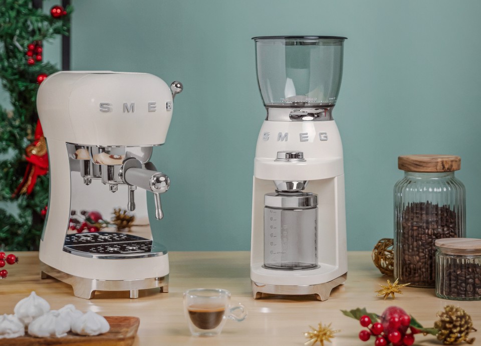 Smeg Macchina da Caffè Espresso Manuale 50's Style – Panna LUCIDO – ECF02CREU