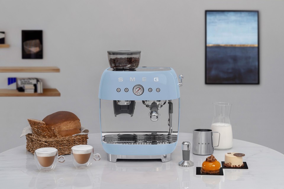 Smeg Macchina da Caffè Espresso Manuale con macinacaffè integrato 50's Style – Azzurro LUCIDO – EGF03PBEU