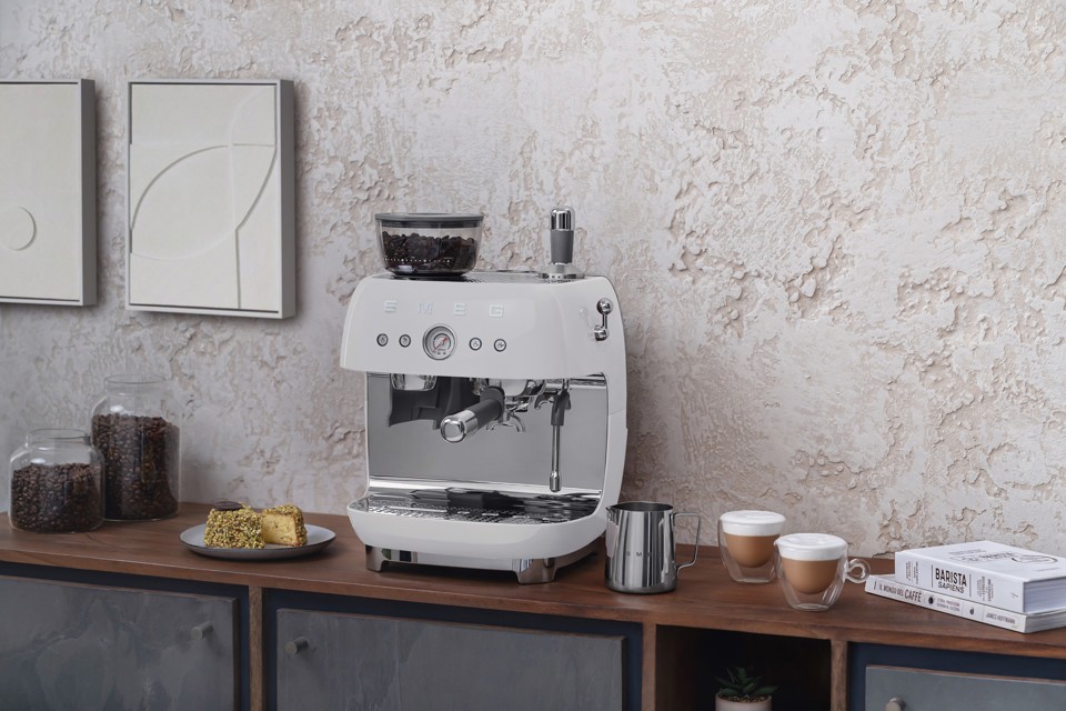 Smeg Macchina da Caffè Espresso Manuale con macinacaffè integrato 50's Style – Bianco LUCIDO – EGF03WHEU