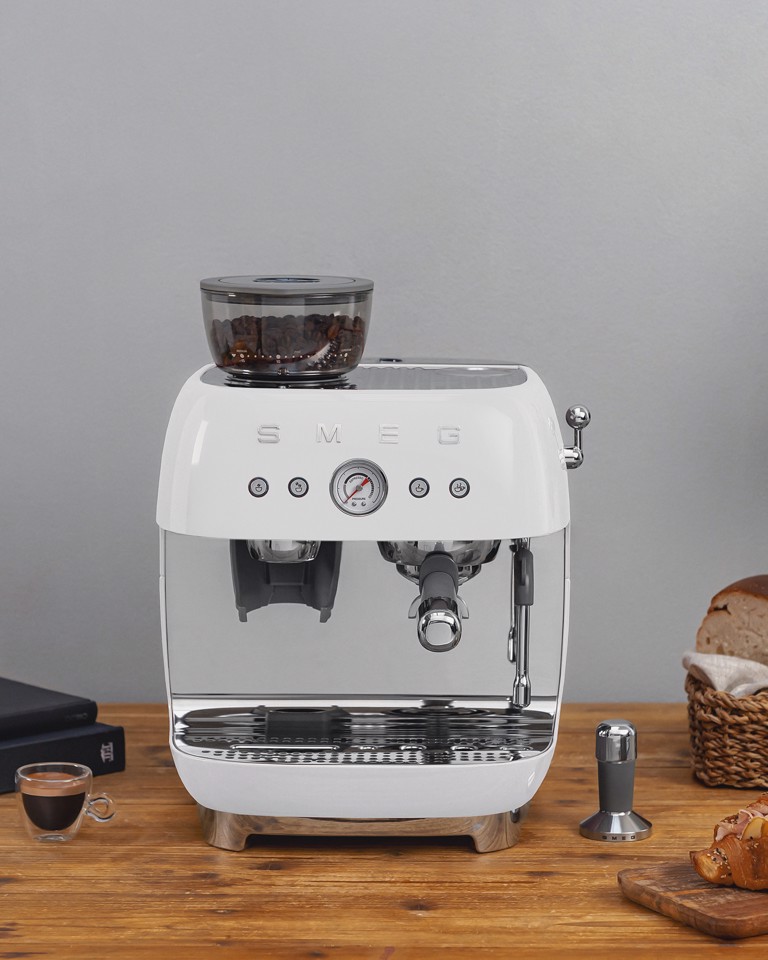 Smeg Macchina da Caffè Espresso Manuale con macinacaffè integrato 50's Style – Bianco LUCIDO – EGF03WHEU