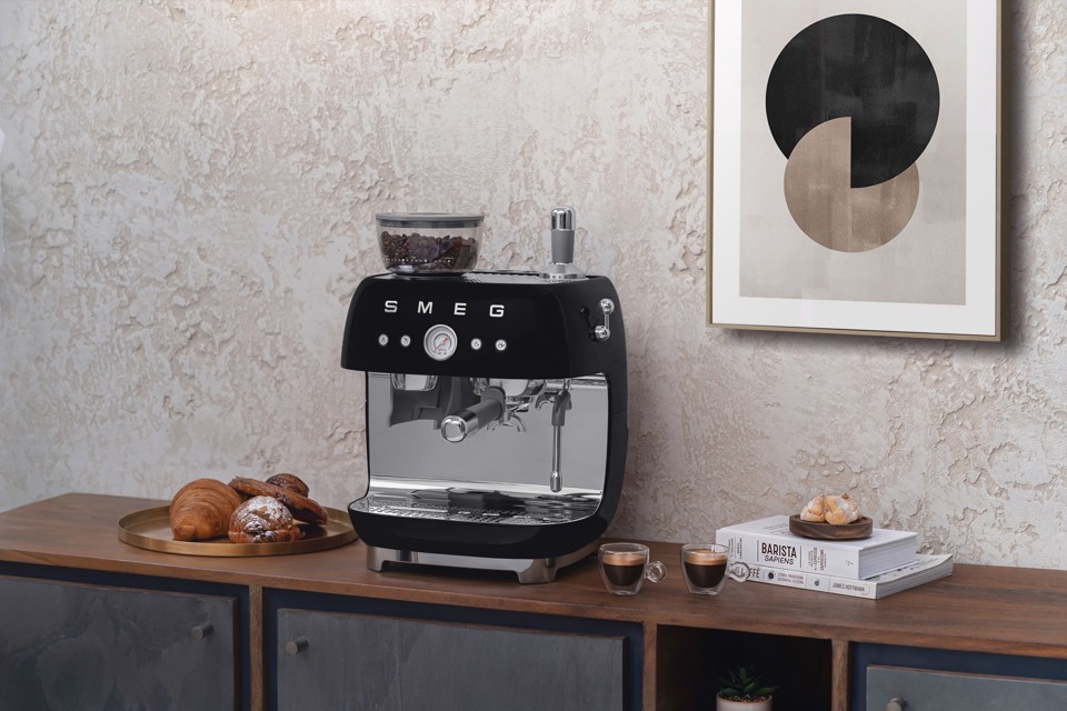 Smeg Macchina da Caffè Espresso Manuale con macinacaffè integrato 50's Style – Nero LUCIDO – EGF03BLEU