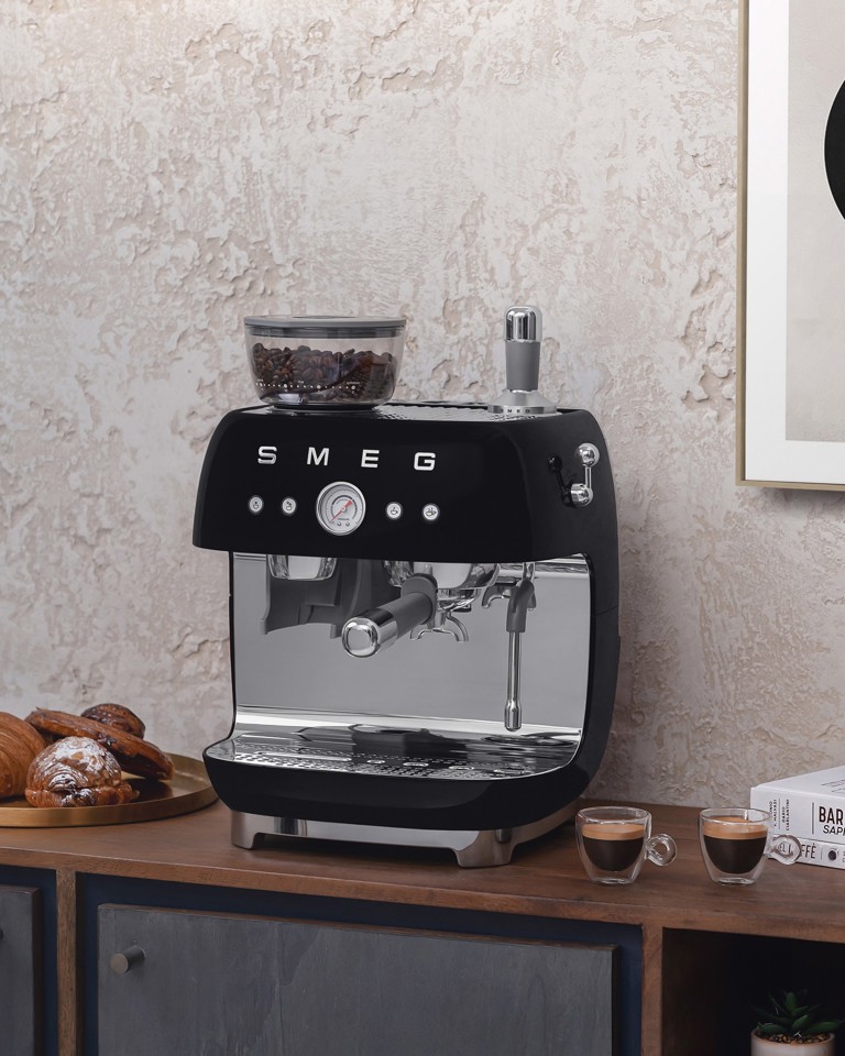 Smeg Macchina da Caffè Espresso Manuale con macinacaffè integrato 50's Style – Nero LUCIDO – EGF03BLEU