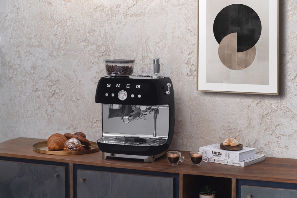 Smeg Macchina da Caffè Espresso Manuale con macinacaffè integrato 50's Style – Nero LUCIDO – EGF03BLEU
