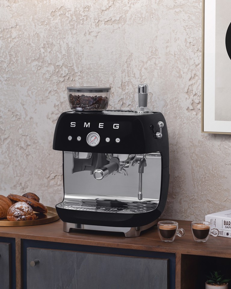 Smeg Macchina da Caffè Espresso Manuale con macinacaffè integrato 50's Style – Nero LUCIDO – EGF03BLEU