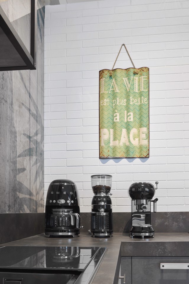Smeg Macchina da Caffè Filtro 50's Style – Nero LUCIDO – DCF02BLEU