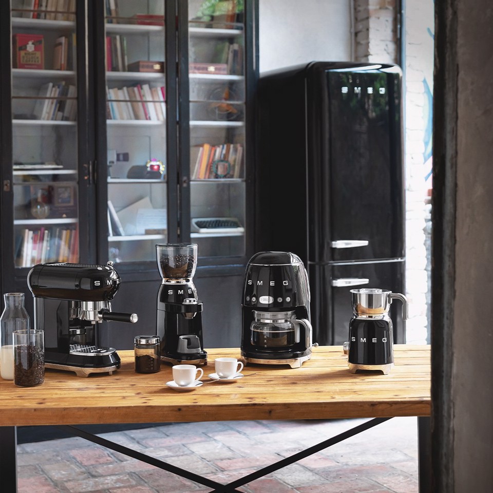 Smeg Macchina da Caffè Filtro 50's Style – Nero LUCIDO – DCF02BLEU