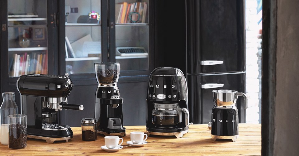 Smeg Macchina da Caffè Filtro 50's Style – Nero LUCIDO – DCF02BLEU