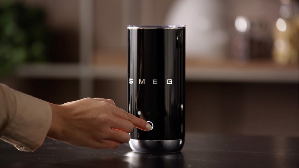 Smeg MFF02BLEU montalatte e scaldalatte Nero