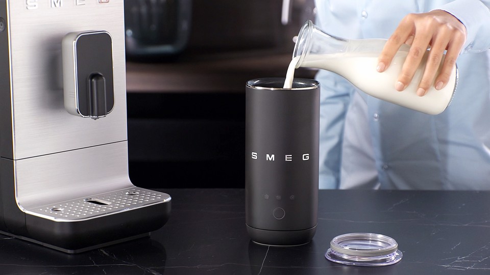 Smeg MFF02BLMEU montalatte e scaldalatte Nero