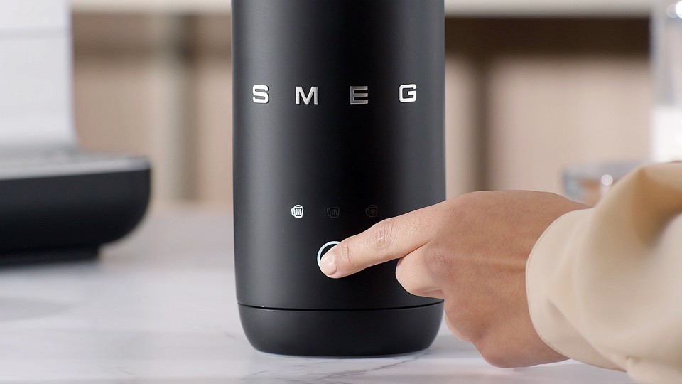 Smeg MFF02BLMEU montalatte e scaldalatte Nero