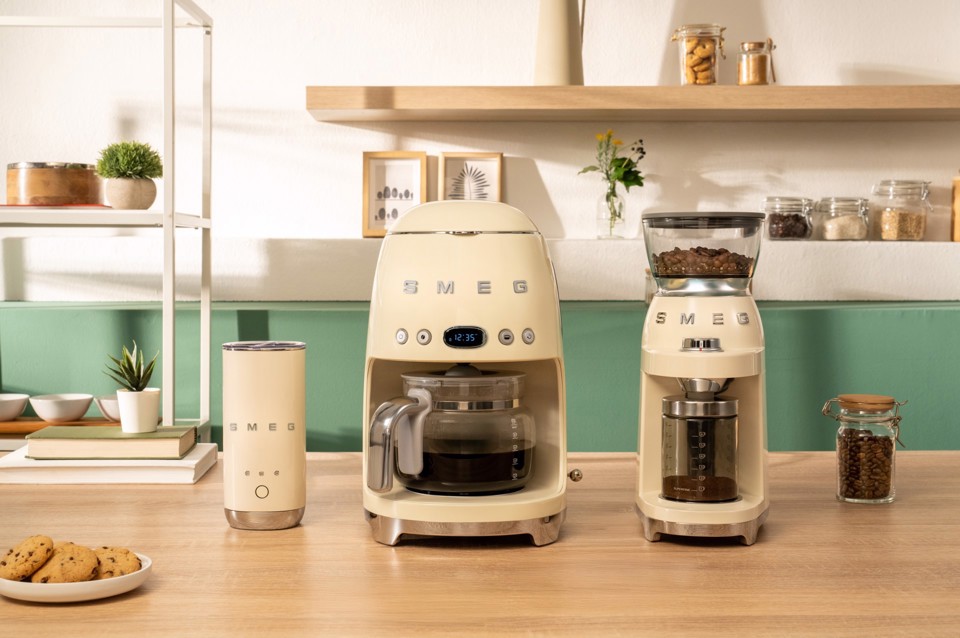 Smeg MFF02CREU montalatte e scaldalatte Crema