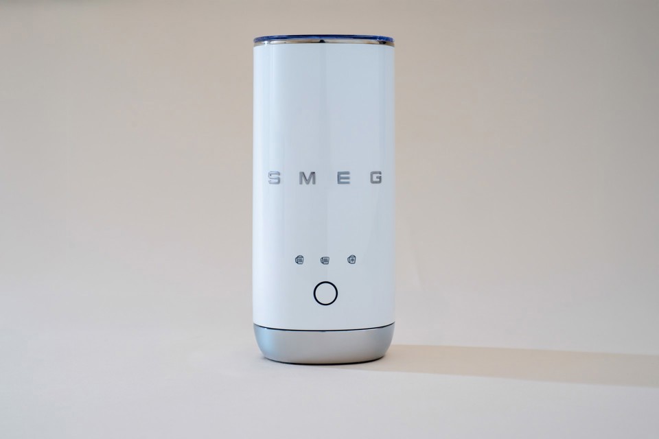 Smeg MFF02WHEU montalatte e scaldalatte Bianco