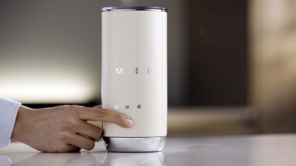 Smeg MFF02WHEU montalatte e scaldalatte Bianco