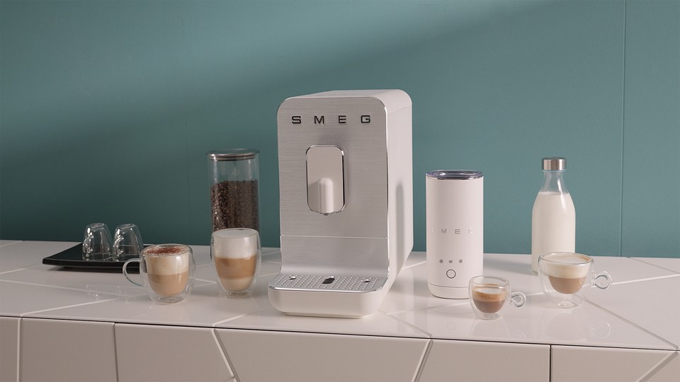 Smeg MFF02WHMEU montalatte e scaldalatte Bianco