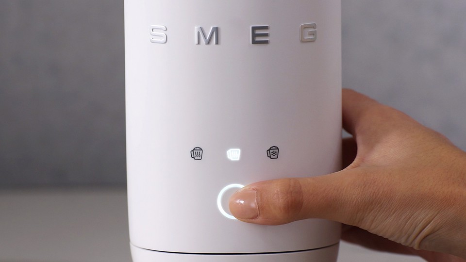 Smeg MFF02WHMEU montalatte e scaldalatte Bianco