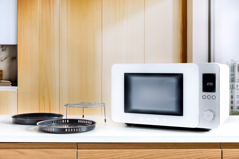 Smeg MOC02WHMEU forno a microonde Bianco Microonde combinato Superficie piana 27 L 900 W