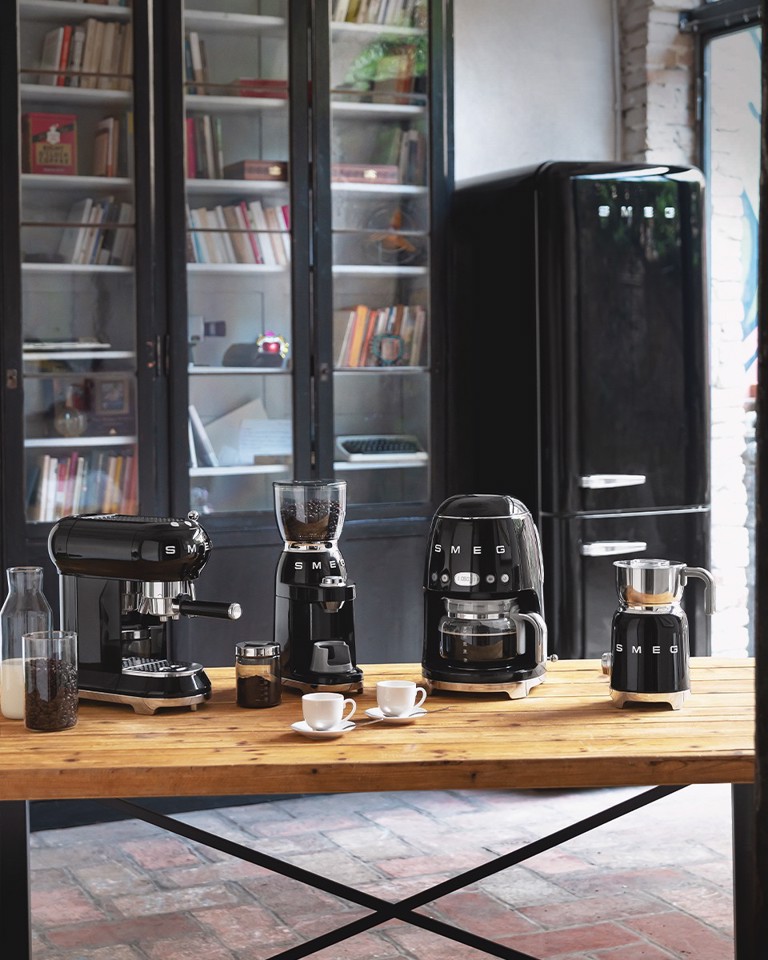 Smeg Montalatte 50's Style – Nero LUCIDO – MF11BLEU