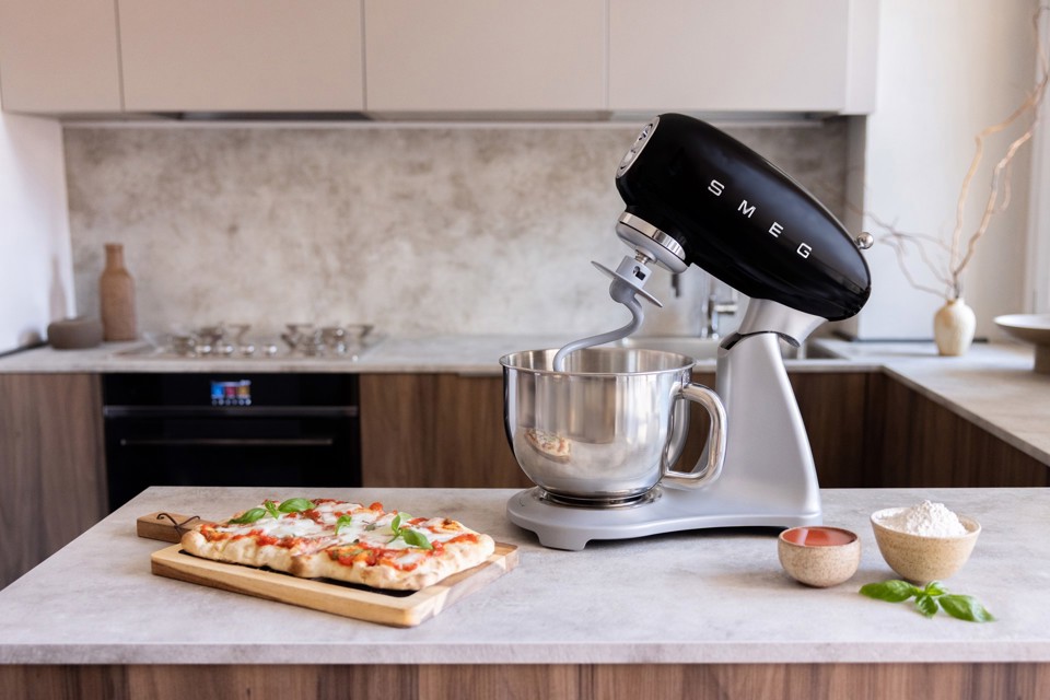 Smeg SMF04BLEU sbattitore Sbattitore con base 800 W Nero