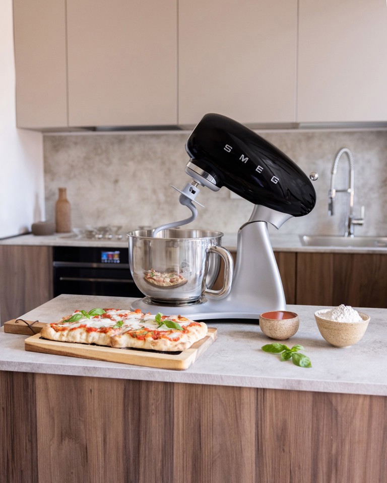 Smeg SMF04BLEU sbattitore Sbattitore con base 800 W Nero