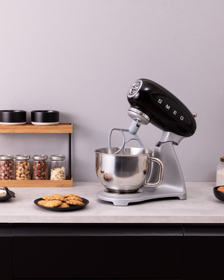 Smeg SMF04BLEU sbattitore Sbattitore con base 800 W Nero