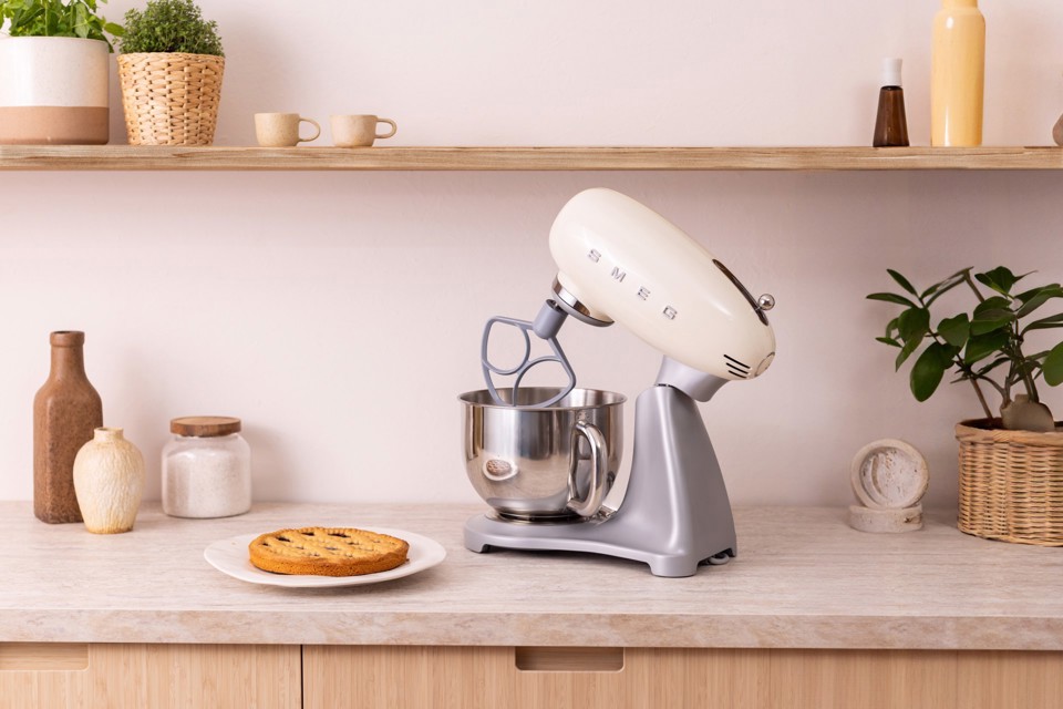 Smeg SMF04CREU sbattitore Sbattitore con base 800 W Crema