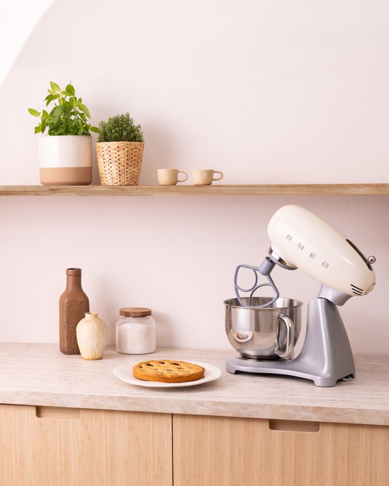 Smeg SMF04CREU sbattitore Sbattitore con base 800 W Crema