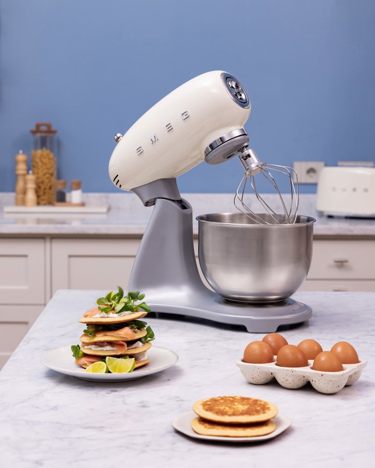 Smeg SMF04CREU sbattitore Sbattitore con base 800 W Crema