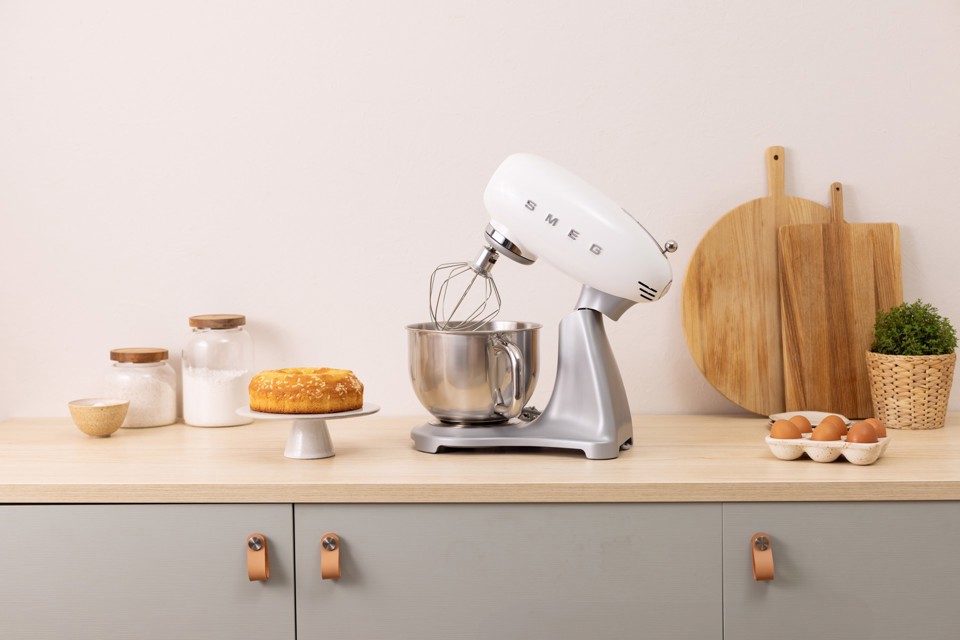 Smeg SMF04WHEU sbattitore Sbattitore con base 800 W Bianco