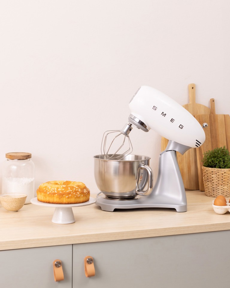 Smeg SMF04WHEU sbattitore Sbattitore con base 800 W Bianco