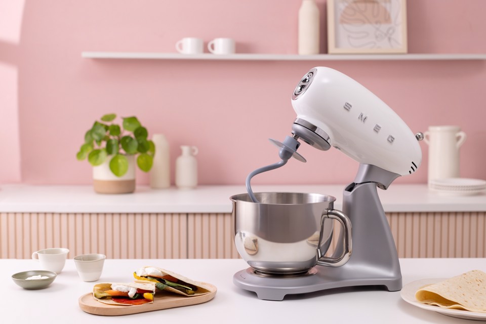 Smeg SMF04WHEU sbattitore Sbattitore con base 800 W Bianco