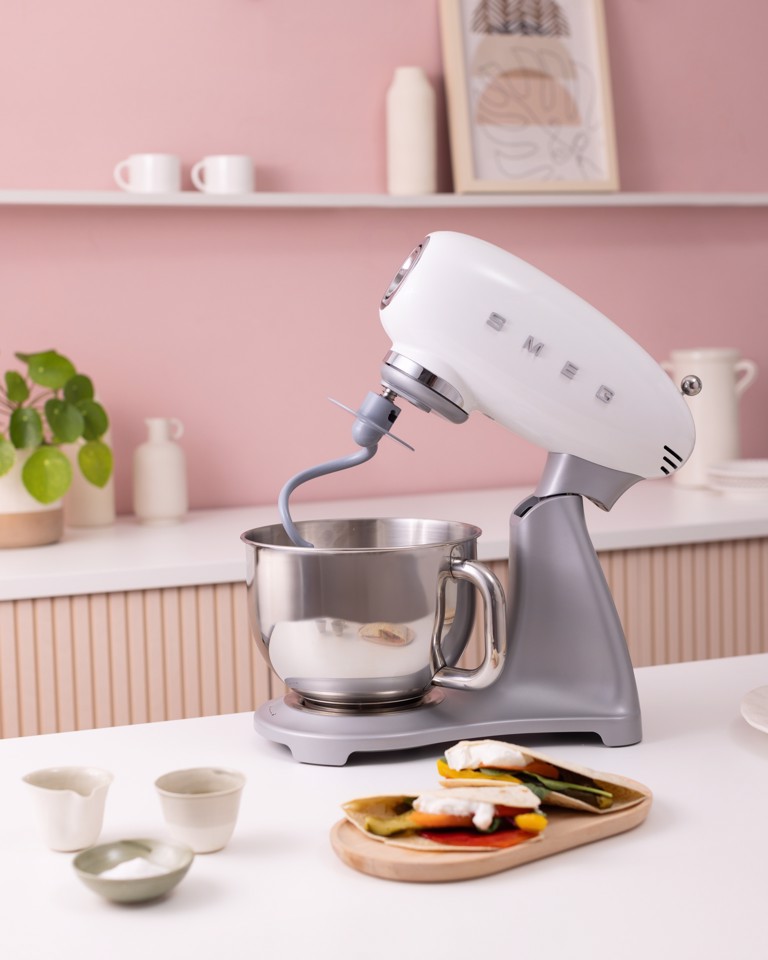 Smeg SMF04WHEU sbattitore Sbattitore con base 800 W Bianco