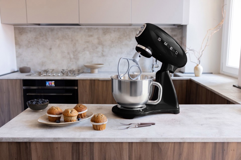 Smeg SMF05BLEU sbattitore Sbattitore con base 1000 W Nero