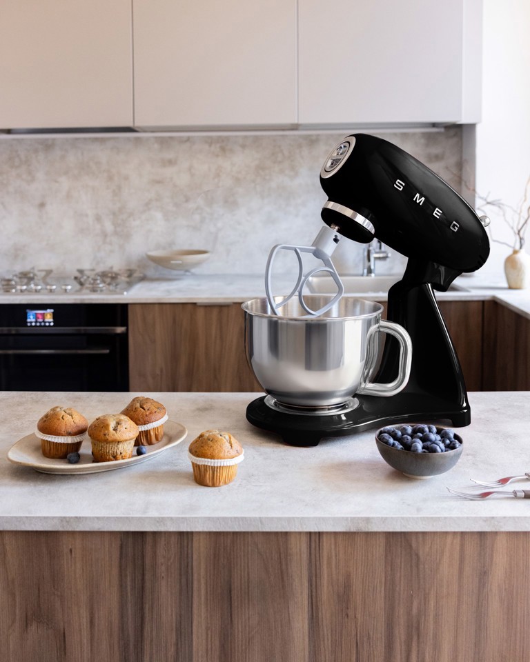 Smeg SMF05BLEU sbattitore Sbattitore con base 1000 W Nero
