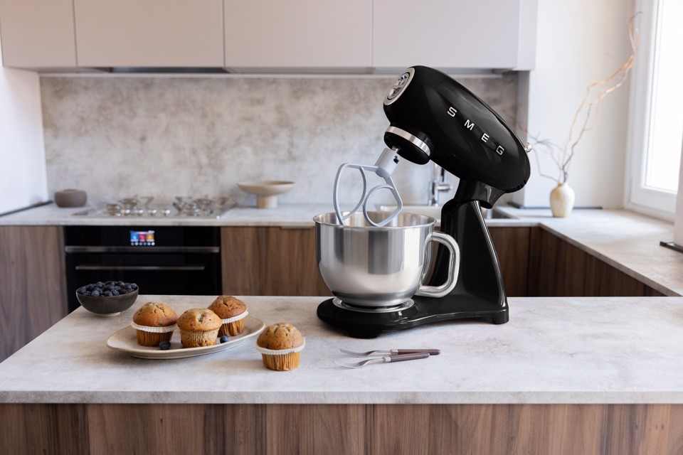 Smeg SMF05BLEU sbattitore Sbattitore con base 1000 W Nero