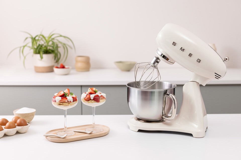 Smeg SMF05CREU sbattitore Sbattitore con base 1000 W Crema