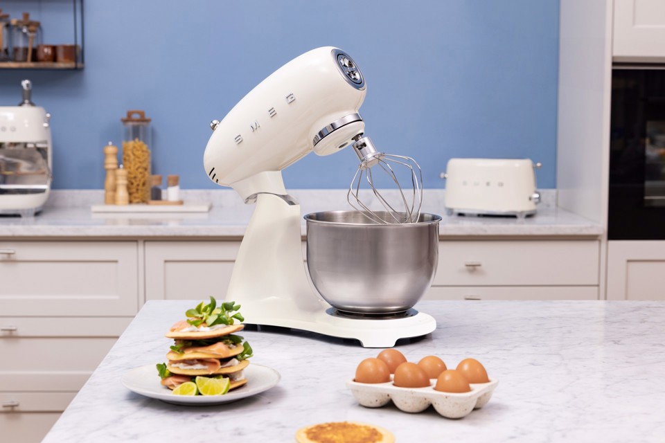 Smeg SMF05CREU sbattitore Sbattitore con base 1000 W Crema
