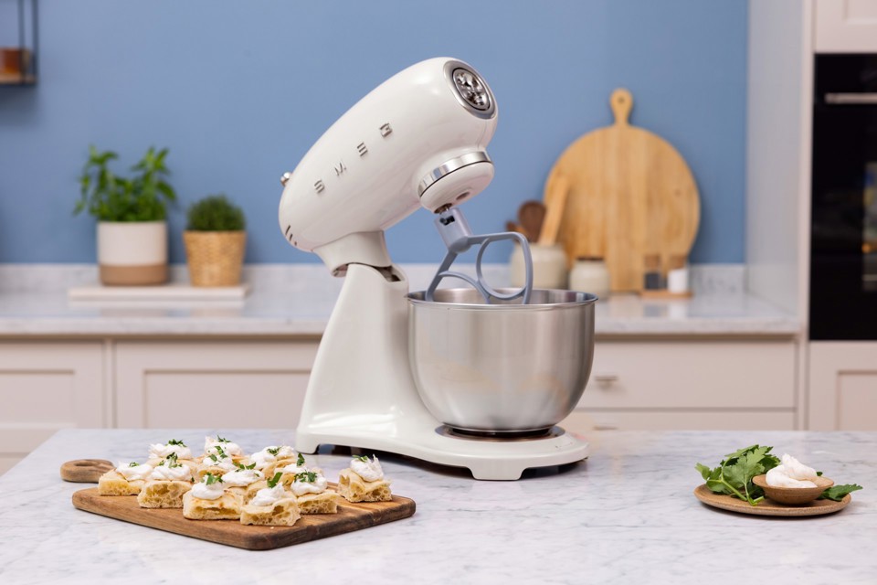 Smeg SMF05CREU sbattitore Sbattitore con base 1000 W Crema