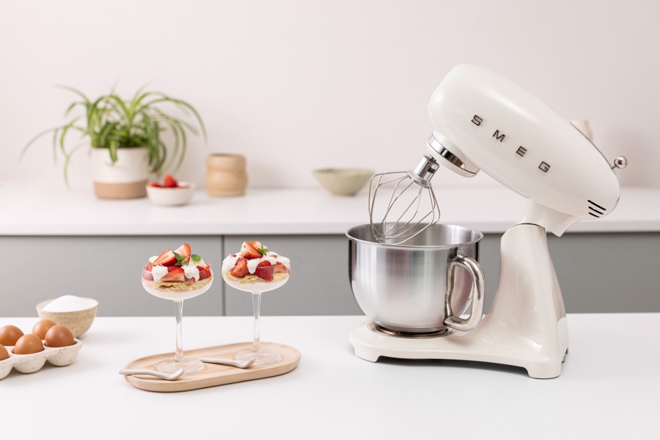 Smeg SMF05CREU sbattitore Sbattitore con base 1000 W Crema