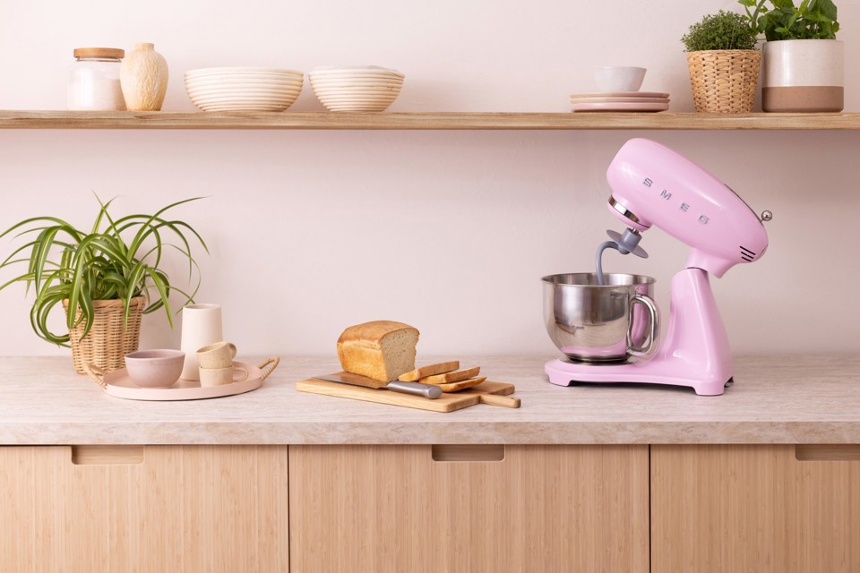 Smeg SMF05PKEU sbattitore Sbattitore con base 1000 W Rosa